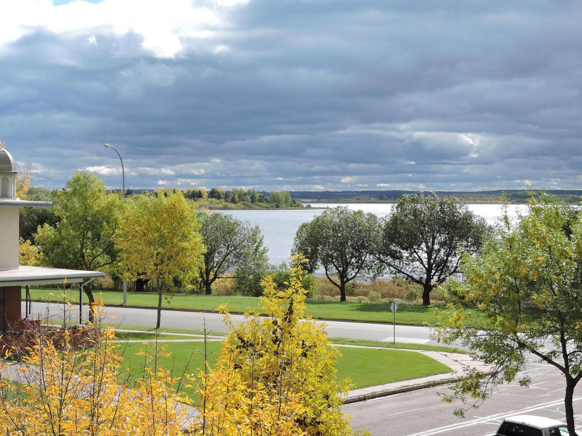 Bethel-Aspen Inn Bonnyville المظهر الخارجي الصورة